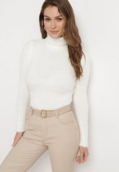 Biały Elastyczny Golf z Wełną i Ściągaczami Ozdobiony Długim Włosem Alussone. Białe swetry Born2be, bez wzorów, z dzianiny, bez ramiączek. Za 59.99 zł.