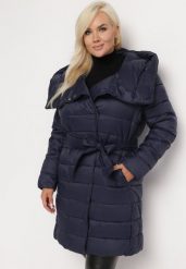 Granatowa Pikowana Kurtka z Nieodpinanym Kapturem i Paskiem Elliota. Niebieskie kurtki Born2be, xl, bez wzorów. W wyprzedaży za 244.99 zł.