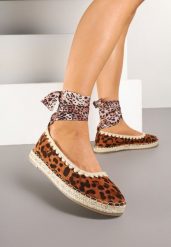 Panterkowe Espadryle ze Wzorzystym Wiązaniem Przy Kostce Zdobione Plecionką Lortevia. Espadryle Renee, z aplikacjami, z zamszu, boho, bez obcasa, na obcasie. W wyprzedaży za 75.99 zł.