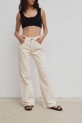 Spodnie jeansowe z szerokimi nogawkami w kolorze LIGHT BEIGE - MANHATTAN. Brązowe koszule Marsala, z aplikacjami, z denimu, casualowe. Za 459.90 zł.