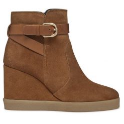 Botki Geox. Brązowe botki Geox, bez wzorów, bez obcasa, na koturnie, bez zapięcia. Za 319.99 zł.