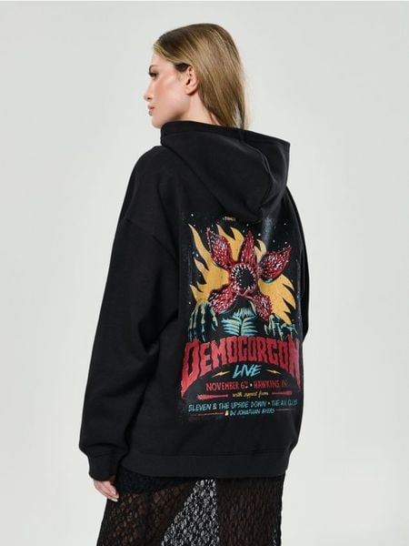 Bluza hoodie z nadrukiem z tyłu - czarny. Czarne bluzy Sinsay, l, bez wzorów, bez ramiączek, bez kaptura. Za 59.99 zł.