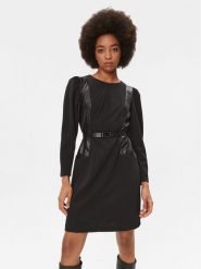 DKNY Sukienka codzienna DD3G1608 Czarny Regular Fit. Czarne sukienki DKNY, na co dzień, bez wzorów, z syntetyku, bez kołnierzyka, bez ramiączek, proste. Za 799.99 zł.