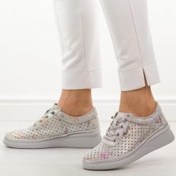 Szare mix ażurowe skórzane półbuty damskie Vinceza 79603. Szare półbuty wsuwane VINCEZA, na jesień, w ażurowe wzory, z jeansu, eleganckie, bez obcasa, na płaskiej podeszwie. Za 219.00 zł.