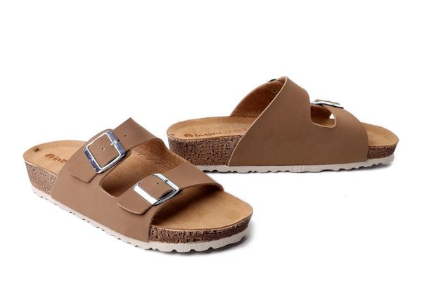 Inblu NM-39 P30 coral, klapki damskie. Brązowe klapki Inblu, bez wzorów, bez obcasa, na koturnie, bez zapięcia. Za 89.99 zł.