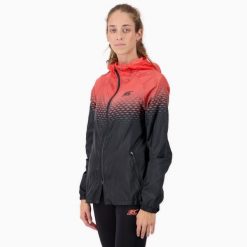 Damska lekka kurtka przeciwwiatrowa do biegania i trailu PERFORMANCE WINDBREAKER. Brązowe kurtki do biegania BODYCROSS, na zimę, bez wzorów, z materiału, bez kaptura, do biegania. Za 739.99 zł.