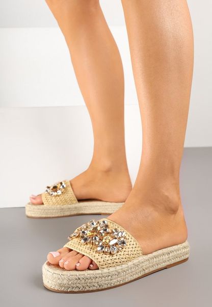 Beżowe Klapki Ozdobione Plecionką i Cyrkoniami Deldisa. Brązowe klapki Born2be, z aplikacjami, z jeansu, eleganckie, bez obcasa, na obcasie, bez zapięcia. Za 99.99 zł.