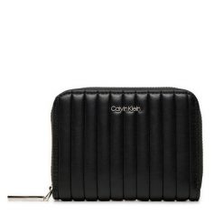 Mały Portfel Damski Calvin Klein. Czarne portfele Calvin Klein, bez wzorów. Za 159.99 zł.