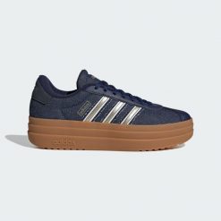 Buty VL Court Bold. Fioletowe buty treningowe adidas, bez wzorów, bez zapięcia. W wyprzedaży za 250.92 zł.