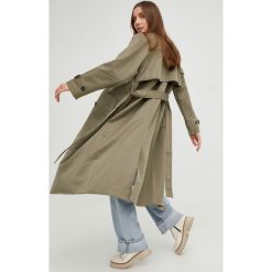 Answear Lab trencz damski kolor zielony przejściowa. Zielone płaszcze Answear Lab, l, bez wzorów, klasyczne, bez kaptura. Za 389.99 zł.