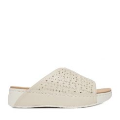 Klapki Go Soft. Brązowe klapki GO SOFT, bez wzorów, bez obcasa, bez zapięcia. Za 119.99 zł.