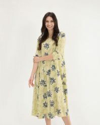 Luźna sukienka midi. Zielone sukienki Unisono, l, bez wzorów, z wiskozy, bez kołnierzyka, bez ramiączek, midi. Za 239.00 zł.