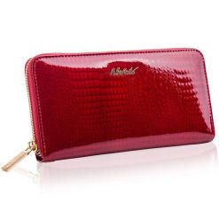 Portfel damski BETLEWSKI czerwony BPD-CR-5297. Czerwone portfele Betlewski, bez wzorów, ze skóry. Za 149.99 zł.