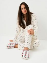 Ocieplane kapcie z kożuszkiem - kremowy. Białe kapcie Sinsay, bez wzorów. Za 29.99 zł.