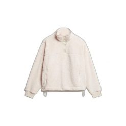 Sweter ultra-miękki z kołnierzem typu trucker dla kobiet Superdry. Białe swetry Superdry, na zimę, bez wzorów, bez ramiączek. Za 409.65 zł.