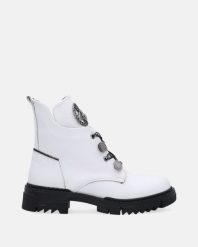 BIAŁE BOTKI Z APLIKACJĄ 18000-2 WHITE. Białe botki Venezia, z aplikacjami, ze skóry, bez obcasa, bez zapięcia. Za 229.00 zł.