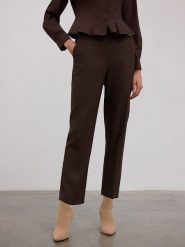 BGN Spodnie w kolorze brązowym rozmiar: 36. Brązowe spodnie materiałowe BGN, bez wzorów, z materiału, z podwyższonym stanem. Za 123.25 zł.