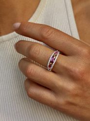 Les Petites Précieuses Pozłacany pierścionek z cyrkoniami i turmalinem rozmiar: 56. Różowe pierścionki Les Petites Précieuses, z cyrkonią, pozłacane. Za 291.25 zł.