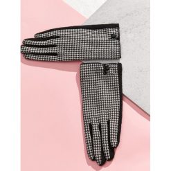 DZIANINOWE RĘKAWICZKI W KRATĘ Z OZDOBNYM GUZIKIEM. Rękawiczki marki TOP SECRET. W wyprzedaży za 24.99 zł.