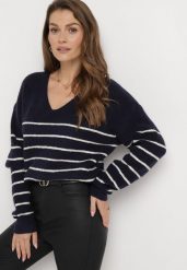 Granatowy Pasiasty Sweter z Dekoltem w Serek Zdobiony Cekinami Tegiop. Niebieskie swetry Born2be, m, z aplikacjami, bez ramiączek. W wyprzedaży za 135.99 zł.
