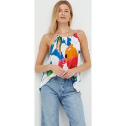 Desigual bluzka 22SWBW37 kolor biały. Białe bluzki Desigual, m, bez wzorów, z tkaniny, bez kołnierzyka, bez ramiączek. W wyprzedaży za 234.99 zł.