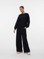 Vero Moda Bluza w kolorze czarnym rozmiar: M. Czarne bluzy Vero Moda, m, bez wzorów, z materiału, bez ramiączek, bez kaptura. Za 78.99 zł.