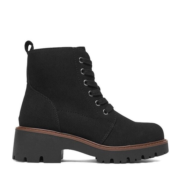 Trzewiki Clara Barson. Czarne botki Clara Barson, bez wzorów, bez obcasa, na płaskiej podeszwie, bez zapięcia. Za 119.99 zł.