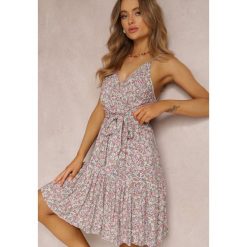 Biało-Różowa Sukienka z Wiskozy Droz. Białe sukienki Renee, l, bez wzorów, z wiskozy, eleganckie, bez kołnierzyka, bez ramiączek, midi, kopertowe. W wyprzedaży za 47.99 zł.