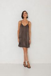 SUKIENKA LEXI CZEKOLADOWA XS - Flawless. Brązowe sukienki Flawless, na co dzień, xs, bez wzorów, z lyocellu, wakacyjne, bez kołnierzyka, bez ramiączek, proste. Za 429.00 zł.