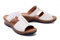JOSEF SEIBEL 56687 61 000 Catalonia 87 weiss, klapki damskie. Białe klapki Josef Seibel, bez wzorów, ze skóry, bez obcasa, bez zapięcia. Za 299.90 zł.