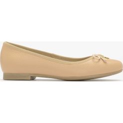 Baleriny z kokardką KAREN. Brązowe baleriny Ryłko, bez wzorów, ze skóry, z okrągłym noskiem, bez obcasa, na płaskiej podeszwie, bez zapięcia. Za 249.99 zł.