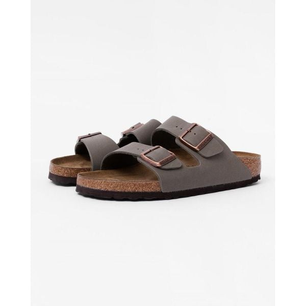 Klapki Birkenstock Arizona Szare Dorosłych. Szare klapki Birkenstock, bez wzorów, z nubiku, bez obcasa, bez zapięcia. Za 394.70 zł.