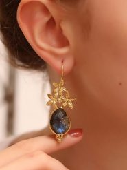 L'Atelier de Gaia Pozłacane kolczyki z labradorytem rozmiar: onesize. Szare kolczyki L'Atelier de Gaia, z labradorytem, pozłacane. Za 83.03 zł.