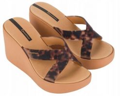 Klapki dla kobiet Ipanema HIGH FASHION SLIDE. Czarne klapki Ipanema, bez wzorów, z gumy, eleganckie, bez obcasa, na koturnie, bez zapięcia. Za 209.99 zł.