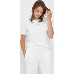 Tommy Hilfiger t-shirt damski kolor biały. Białe t-shirty Tommy Hilfiger, bez wzorów, z bawełny, bez kołnierzyka, bez ramiączek. W wyprzedaży za 164.99 zł.
