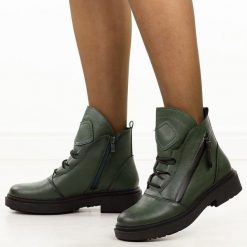 Zielone skórzane botki damskie Sergio Leone Bt25200S. Zielone botki Sergio Leone, bez wzorów, z dzianiny, eleganckie, z okrągłym noskiem, bez obcasa, na płaskiej podeszwie, bez zapięcia. W wyprzedaży za 254.15 zł.