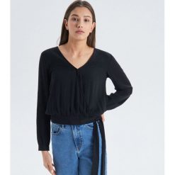 Bluzka z kopertowym dekoltem - Czarny. Bluzki Cropp. W wyprzedaży za 9.99 zł.