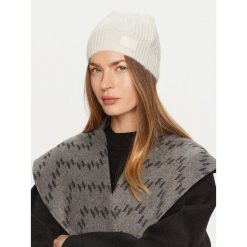 Czapka Guess. Białe czapki zimowe Guess, z aplikacjami. Za 199.99 zł.