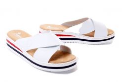 RIEKER V02A1-80 white, klapki damskie. Białe klapki Rieker, bez wzorów, bez obcasa, na koturnie, bez zapięcia. Za 249.90 zł.