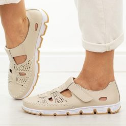 Beżowe przewiewne skórzane półbuty damskie T.Sokolski w26-86. Brązowe półbuty wsuwane Sokolski, na lato, bez wzorów, z jeansu, klasyczne, z okrągłym noskiem, bez obcasa, na płaskiej podeszwie. Za 199.00 zł.