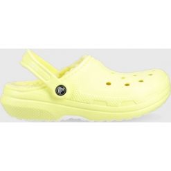 Crocs klapki Classic Lined Clog kolor żółty 203591. Żółte klapki Crocs, bez wzorów, z materiału, z okrągłym noskiem, bez obcasa, bez zapięcia. W wyprzedaży za 179.99 zł.