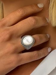 Nomad Srebrny pierścionek z masą perłową rozmiar: 60. Brązowe pierścionki Nomad, z perłą, srebrne. Za 312.58 zł.