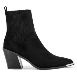 Botki DeeZee. Czarne botki DeeZee, bez wzorów, bez obcasa, na słupku, bez zapięcia. Za 159.99 zł.