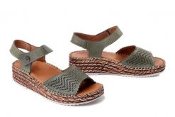 MANITU 910330-07 grun, sandały damskie. Zielone sandały Manitu, bez wzorów, ze skóry, bez obcasa, na koturnie, bez zapięcia. Za 229.42 zł.