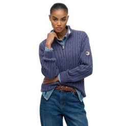 Damski pół-zamek sweter z warkoczowym splotem Superdry. Niebieskie swetry Superdry, na zimę, bez wzorów, ze splotem, bez ramiączek. Za 342.70 zł.