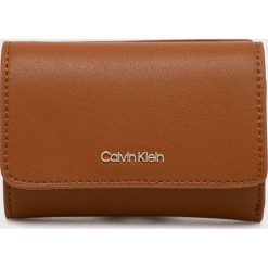 Calvin Klein portfel damski kolor brązowy. Brązowe portfele Calvin Klein, bez wzorów, z materiału. Za 269.99 zł.