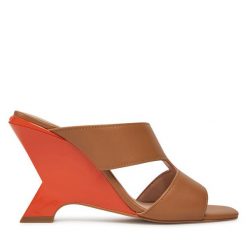 Klapki PINKO. Brązowe klapki Pinko, bez wzorów, bez obcasa, bez zapięcia. Za 1,139.00 zł.