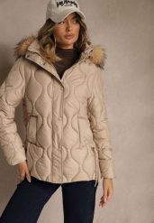 Ciemnobeżowa Pudełkowa Kurtka z Pikowanymi Przeszyciami i Odpinanym Kapturem z Futrem Liliarna. Brązowe kurtki Renee, l, bez wzorów, z jeansu, eleganckie. Za 199.99 zł.