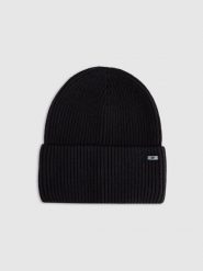 4F Czapka beanie damska - czarna M. Czarne czapki zimowe 4f, bez wzorów, z wiskozy, eleganckie. Za 59.99 zł.