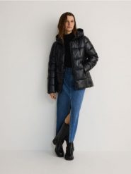 Pikowana kurtka z kapturem - czarny. Czarne kurtki Reserved, l, bez wzorów, z tkaniny, z kapturem. W wyprzedaży za 139.99 zł.